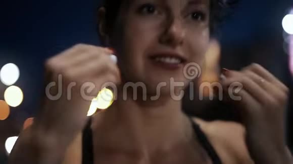 运动女性戴上无线耳机在桥上奔跑视频的预览图