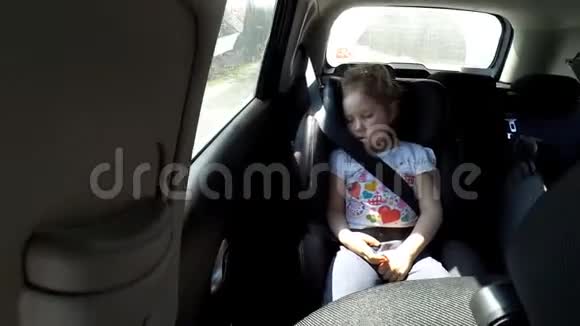小女孩睡在车里碍事在汽车后座睡觉视频的预览图