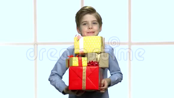 英俊的男孩拿着一组礼盒视频的预览图