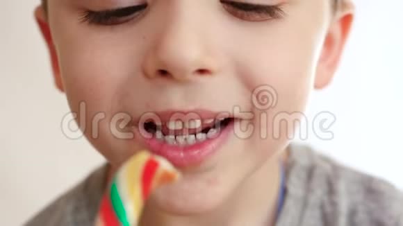 快乐可爱的男孩咬甜糖果童年甜蜜快乐牙健康的概念视频的预览图