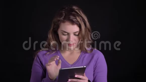 妇女肖像显示绿色屏幕的平板电脑高兴地推荐应用程序在黑色背景视频的预览图