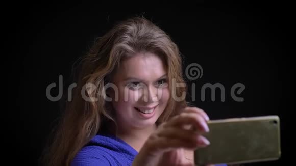中年白种人女性在电话中自拍并做出不同面部表情的特写肖像视频的预览图
