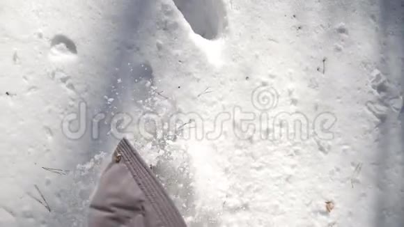合上女人的双腿踩在深深的雪上踢它在寒冷的冬天徒步旅行者在雪林中行走女孩视频的预览图