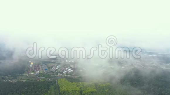 飞行在低洼的云层早晨潮湿底郊有森林和河流雾云四周关闭视频的预览图