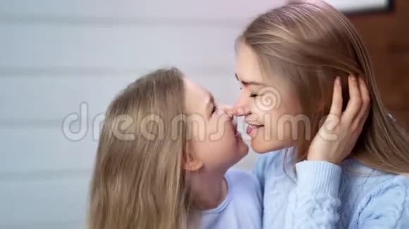 特写可爱的女婴和年轻的女人欢乐地在一起一起摸鼻子侧视视频的预览图