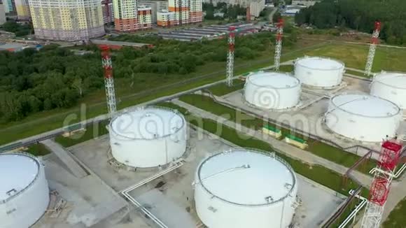 大型炼油厂设施的空中景观有油罐车油罐用于工业媒体的使用从天上带走的视频的预览图