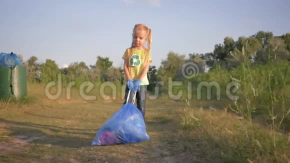 环境保护快乐的小女孩拉一个大垃圾袋与垃圾在道路上根据指针标志到视频的预览图