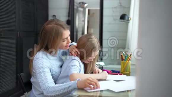 爱心小妈妈帮助小女儿用彩色铅笔中针画画视频的预览图