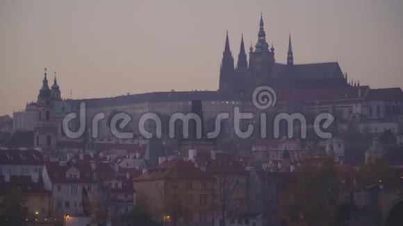 秋天日落时的布拉格城堡视频的预览图