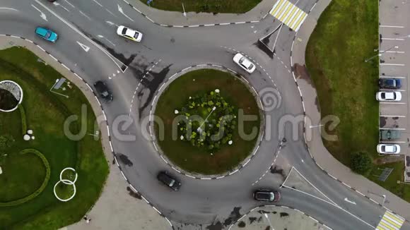 汽车环形交叉路口的时间间隔鸟瞰图中心是鲜花视频的预览图
