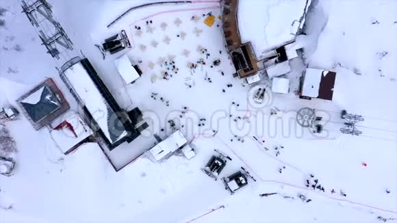 人们在山坡上的咖啡馆里滑雪和滑雪板上过冬视频的预览图
