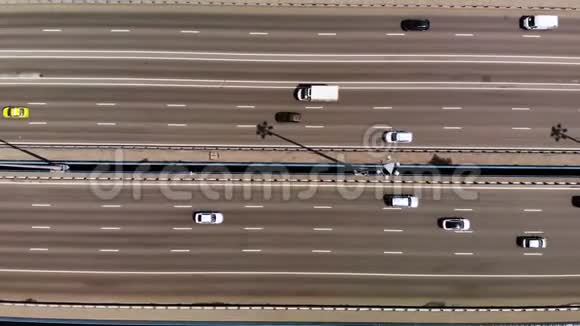 从上到下的11车道桥上有很多汽车和公共汽车向右移动视频的预览图