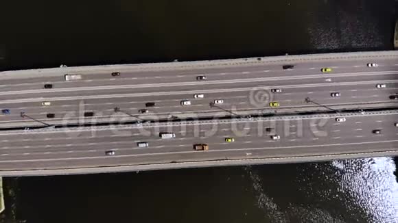 从鸟眼上俯视汽车桥的旋转视图电影视图视频的预览图