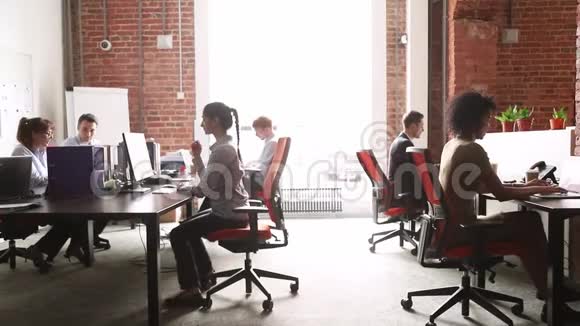 现代公司办公室多文化员工员工使用电脑视频的预览图