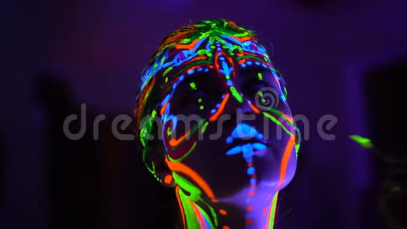 人体艺术紫外线画家特写美丽少女的脸视频的预览图
