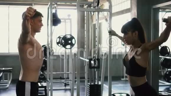体育教练指导她的女客户在健身房做交叉胸肌锻炼视频的预览图