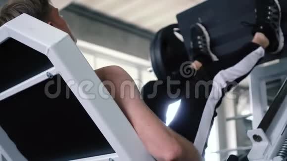 年轻人在健身房用压腿机做运动视频的预览图