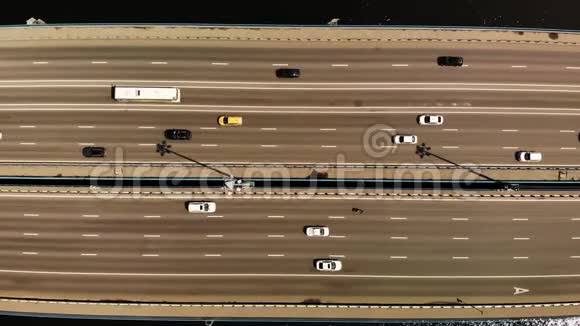 从上到下的11车道桥上有很多汽车和公共汽车向左飞行视频的预览图
