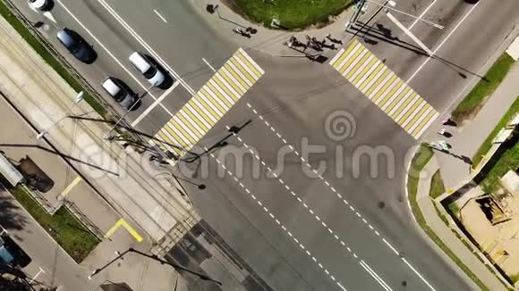 与汽车在道路交叉处旋转城市道路交叉的空中镜头视频的预览图