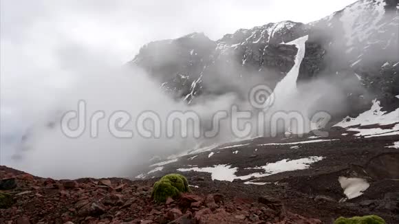 山间浮云的时间流逝满是雪的岩石视频的预览图