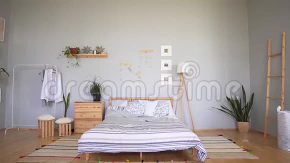 一个年轻女孩卧室的舒适内部无人室内风格概念视频的预览图