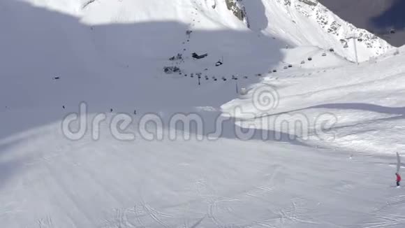 滑雪运动员滑雪场冬季滑雪场无人驾驶飞机上的雪地下坡视频的预览图