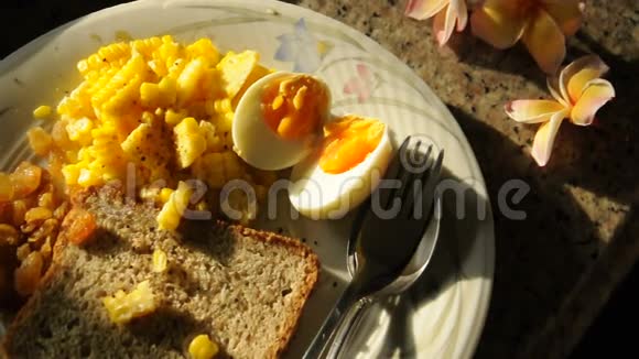 白色盘子里的玉米蛋面包和葡萄干视频的预览图