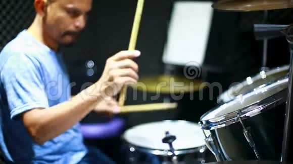 年轻鼓手在鼓场演奏人手在音乐室演奏鼓包乐器和娱乐理念视频的预览图