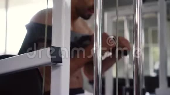 在健身房用压力机锻炼腹肌的人视频的预览图