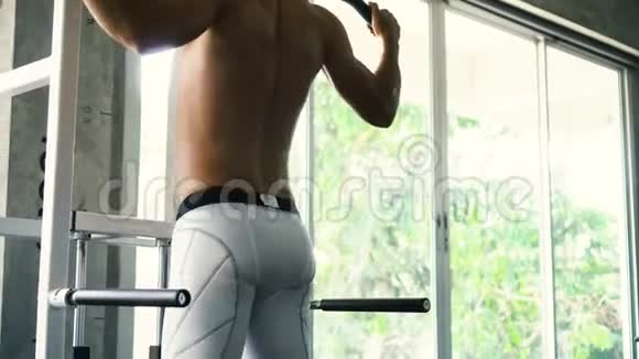 强壮的男人在健身房的水平杆上做拉力锻炼视频的预览图