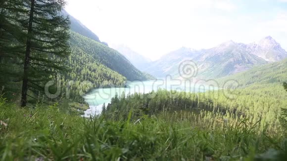 西伯利亚山脉的湖视频的预览图