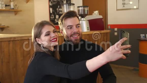 一对夫妇在咖啡馆的肖像他们自拍享受一杯香喷喷的卡布奇诺视频的预览图