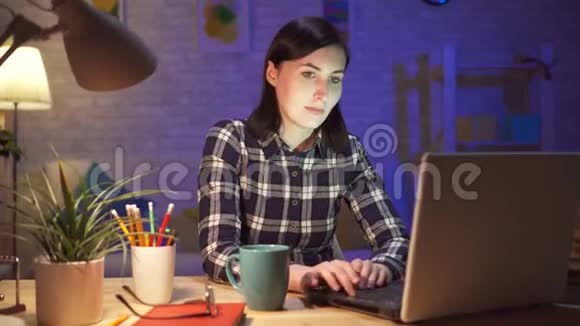 年轻女子在笔记本电脑上看到了令人不快和讨厌的内容视频的预览图