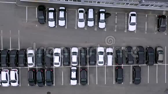 许多汽车在停车场或销售汽车经销商市场上的俯视图视频的预览图