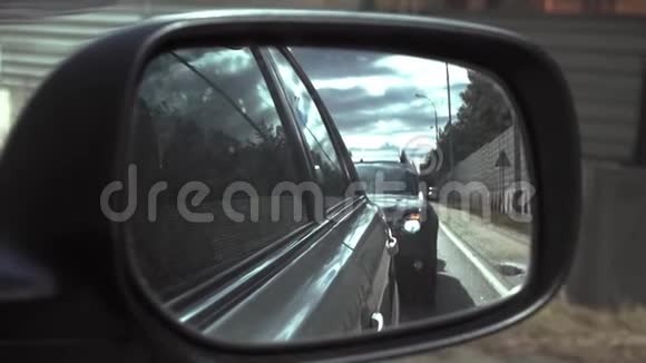 汽车视野中的右侧镜子视频的预览图