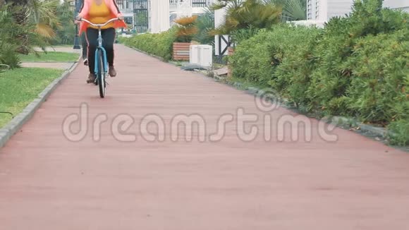 滑板车和自行车走上赛道视频的预览图