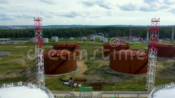 炼油厂储油罐的空中射击加油站视频的预览图