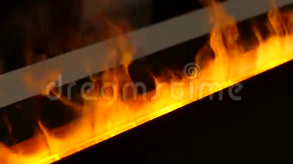 黑暗背景下的人工壁炉火视频的预览图