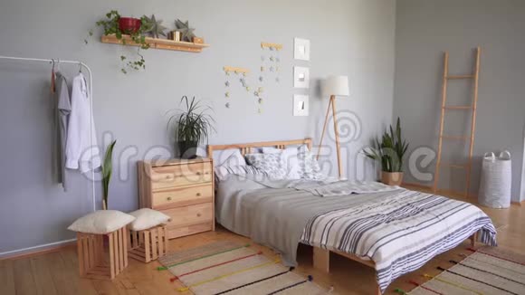 卧室配有斯堪的纳维亚风格的舒适配件一张有大量枕头软地毯和视频的预览图