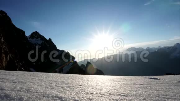 雪山日出时光飞逝高度4050米视频的预览图