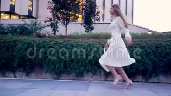 女孩穿着高跟鞋在街城户外奔跑视频的预览图