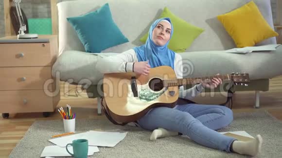 年轻的穆斯林音乐家在一个现代化的公寓正在经历创造性的危机视频的预览图
