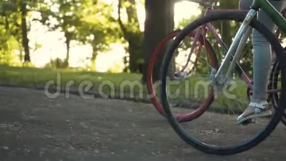 在公园里骑自行车视频的预览图