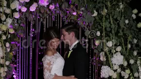 幸福的恋人在黄昏时接吻婚礼仪式视频的预览图