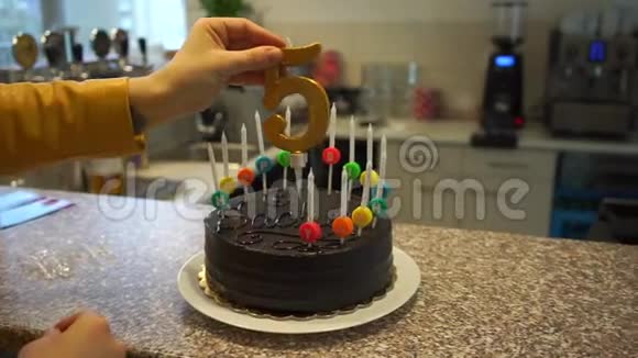 把5号放在蛋糕上视频的预览图