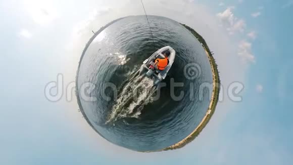 一个骑着小艇的人360度逆向全景视频的预览图