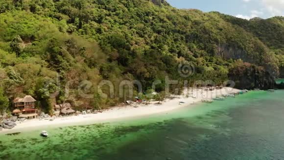 带沙滩的热带岛屿埃尔尼多菲律宾有白色海滩和珊瑚的热带岛屿的海岸视频的预览图