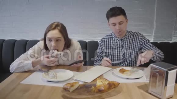 年轻夫妇在佐治亚州一家舒适的餐厅吃美味的民族菜肴好男人和他女朋友一起吃饭视频的预览图