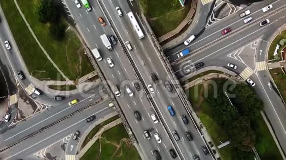 公共汽车汽车卡车的城市交叉口的俯视图白天交通大波利斯的十字路口围绕着周围视频的预览图