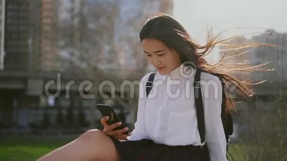 年轻的日本女学生用手机打字女孩头发被炸了视频的预览图